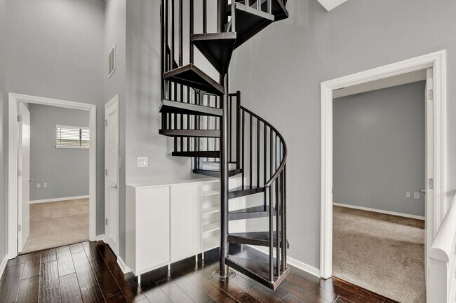 Foto del edificio - Luxury 2 Bedroom 2.5 Bath Townhome In Down...