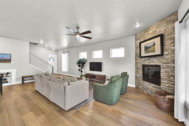 Foto del edificio - 2248 W Hill Terrace Ln