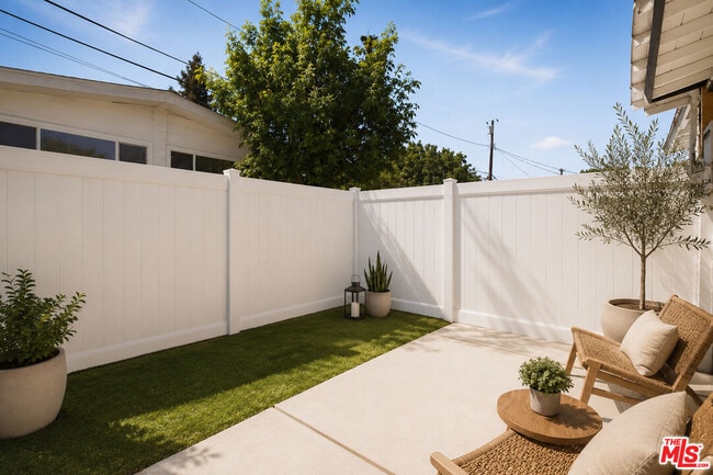 Building Photo - 6031 Fallbrook Ave