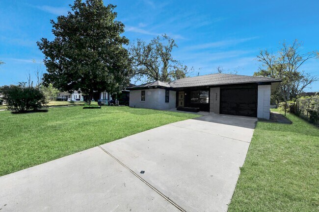 Building Photo - 5606 Elmlawn Dr