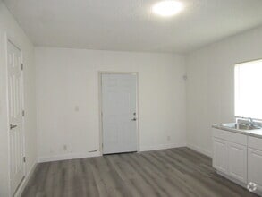 Building Photo - 592 Willow Ave