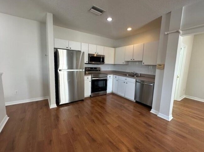 Building Photo - Pet Friendly Studio Garage Apartment in No...