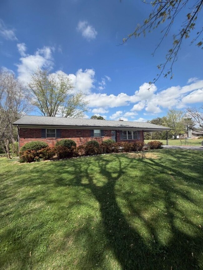 Foto del edificio - Maryville 37801 - Newly Remodeled 2 bedroom 2 full bath rancher with carport - Contact Debra John...