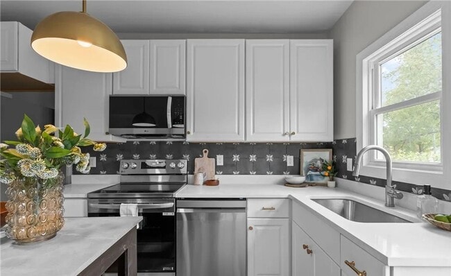 Foto del edificio - Newly Renovated 4 Bedroom, 2 Full Bath Home, Available Immediately!