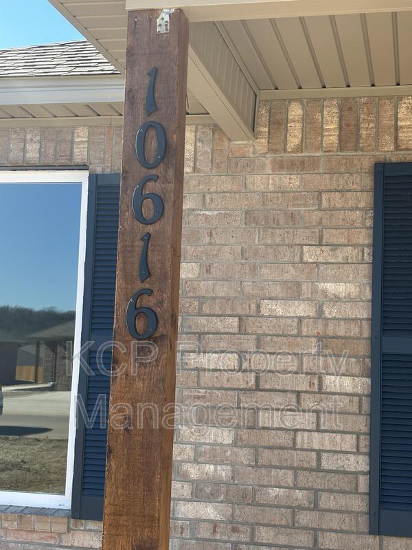 Building Photo - 10616 Pine Wy