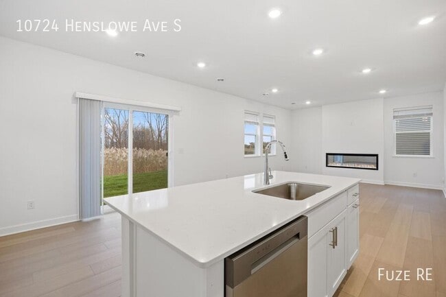 Building Photo - 10724 Henslowe Ave S