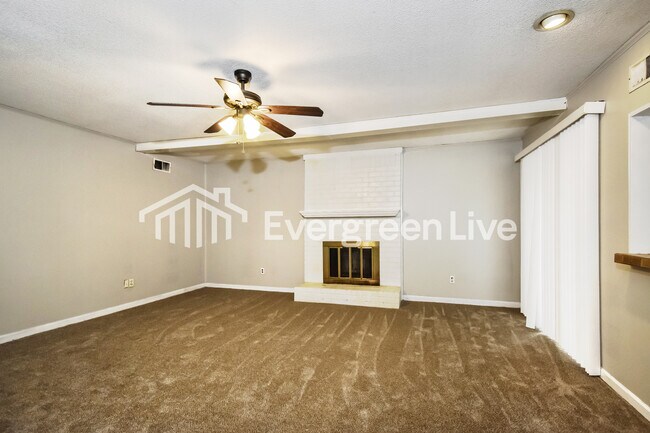 Foto del edificio - 6677 Silhouette Ave