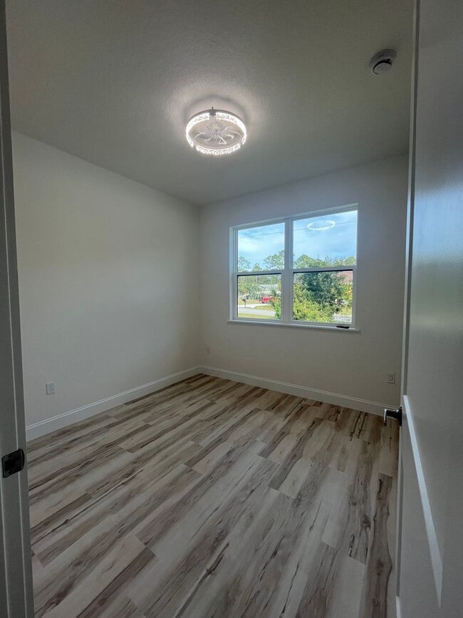 Foto del edificio - BEAUTIFUL BRAND NEW DUPLEX!!