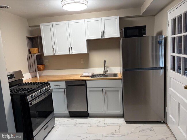 Building Photo - 1575 N Colonial Terrace