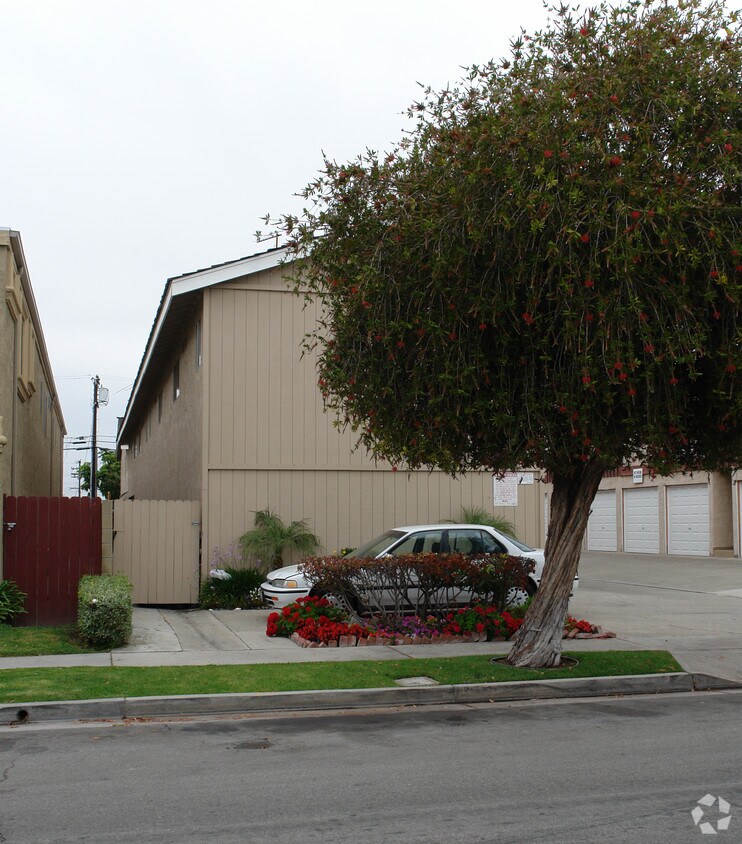 Building Photo - 7911 Stark St