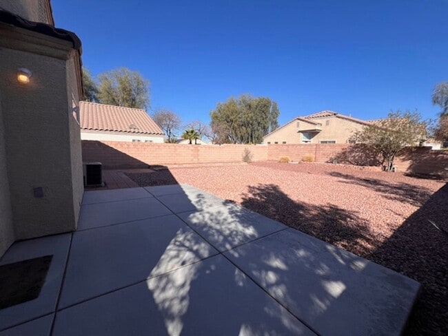 Building Photo - 3bed/2bath single story house with spaciou...