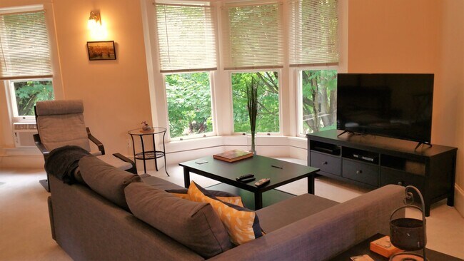 sala de estar orientada al sur - 131 SW Hooker St