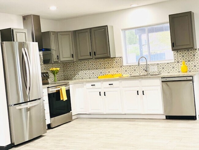 Foto del edificio - Modern Centrally Located 3 bed, 2 bath w/Large back yard