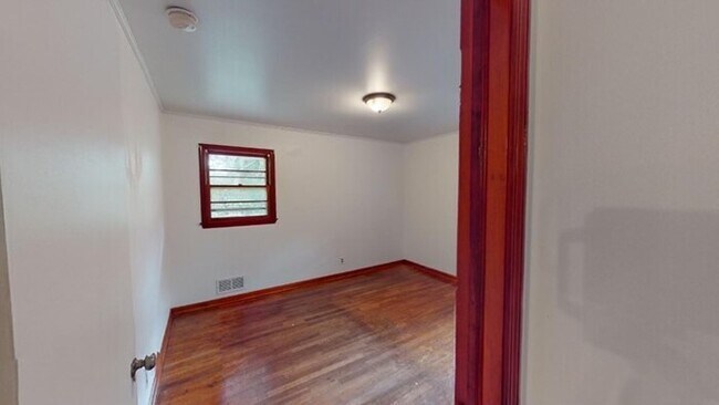 Foto del edificio - Newly renovated, 4-sided brick ranch style...