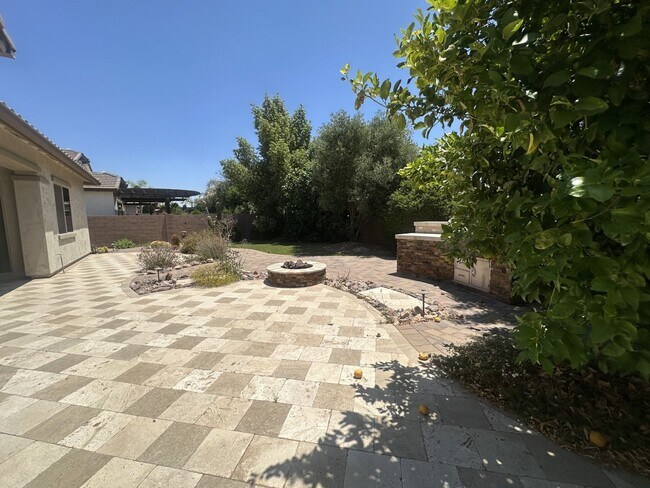Foto del edificio - Spacious 4-Bedroom + Den, 4-Bath Home in Q...