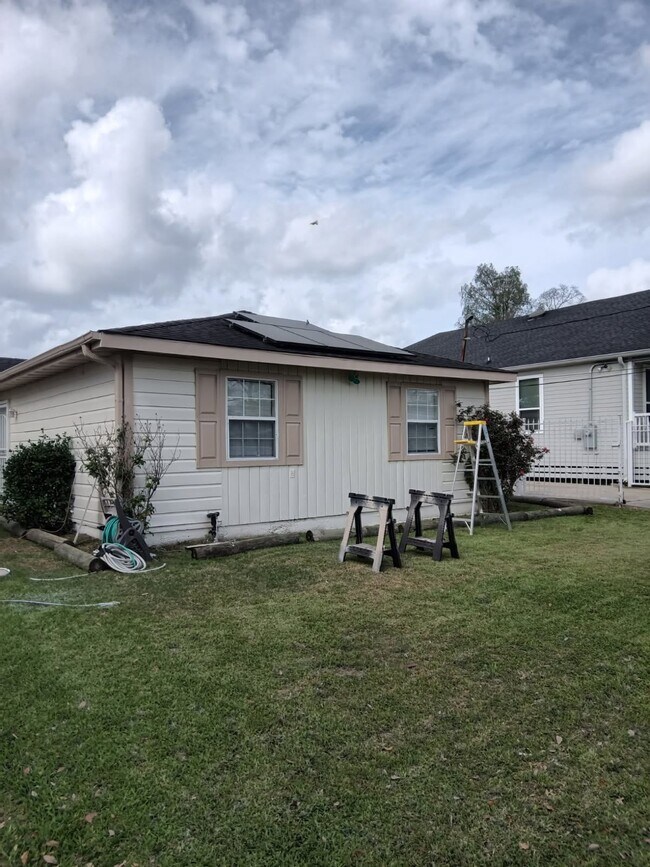 Building Photo - 5025 Mirabeau Ave