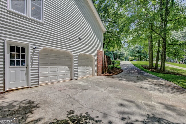 Building Photo - 220 Fontaine Way