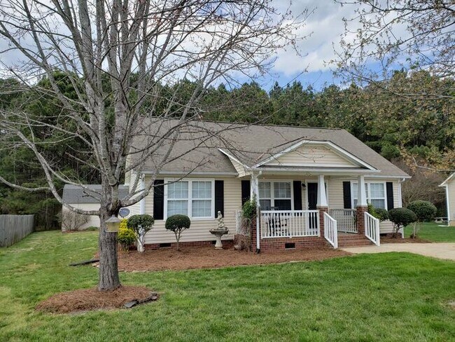 Building Photo - Charming Three Bedroom, Two Bath Ranch Home