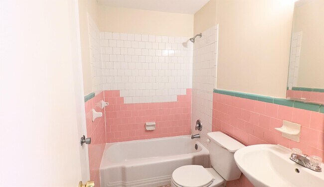 Building Photo - 1545 Glenrock Dr NW