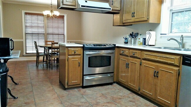 Building Photo - 512 Whistlestop Cir