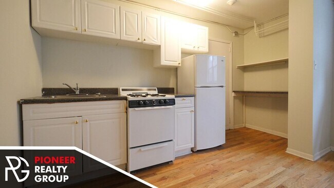 Building Photo - 654 W Cornelia Ave
