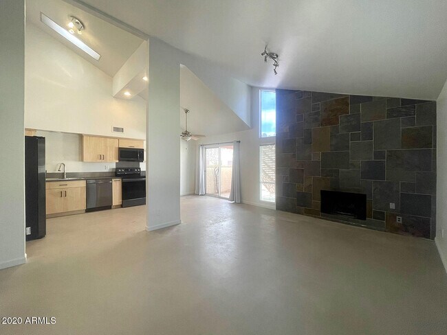 Building Photo - 1605 S River Dr