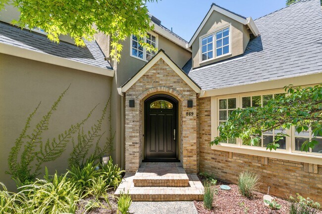 Foto del edificio - Contemporary Home in Desirable Community C...