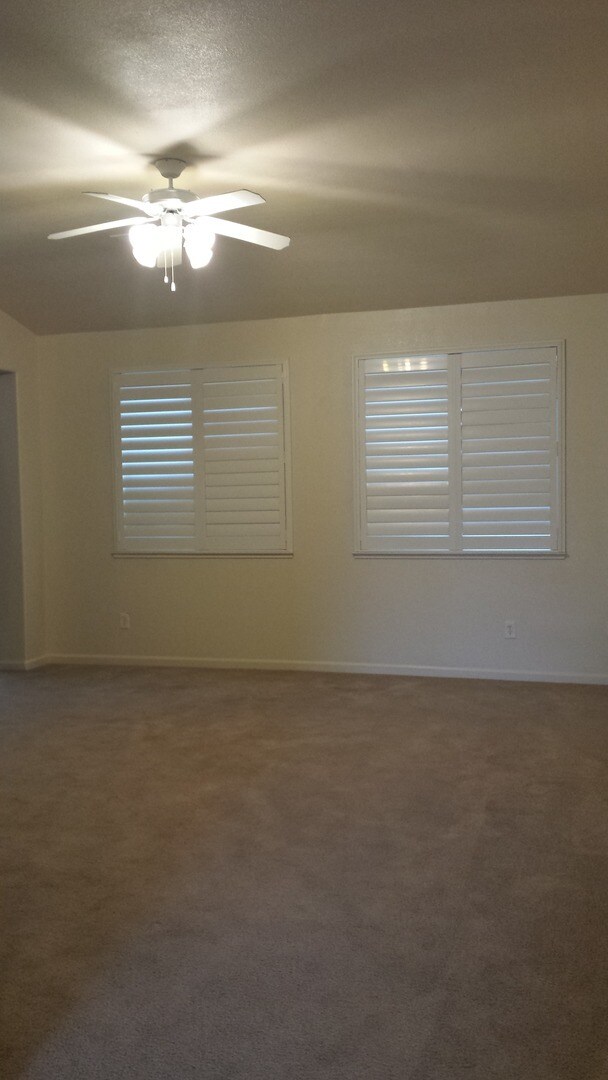 Foto del edificio - 719 Rock Creek Ln