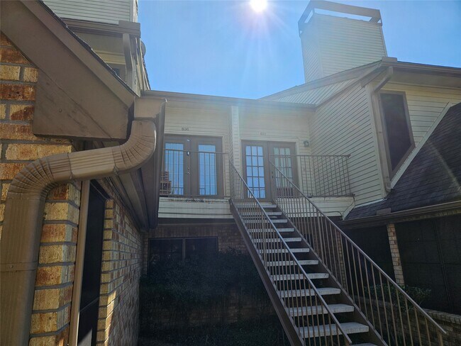 Building Photo - 2425 Holly Hall St