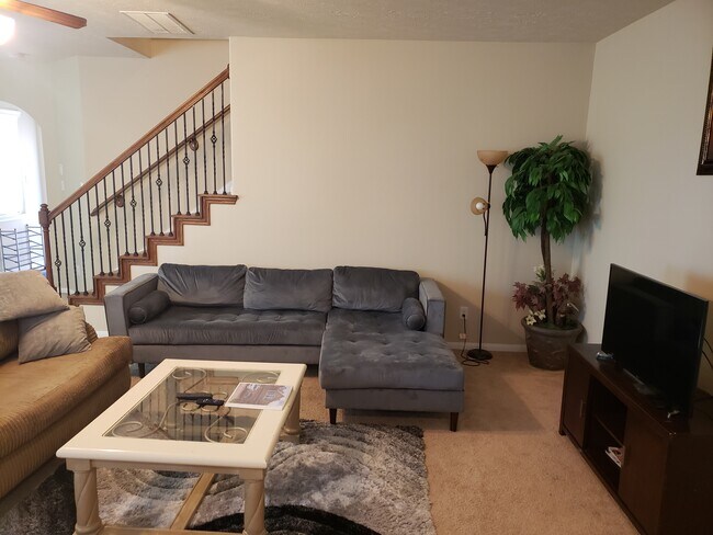 Amplia sala de estar - 14515 Roaring Fork Ln