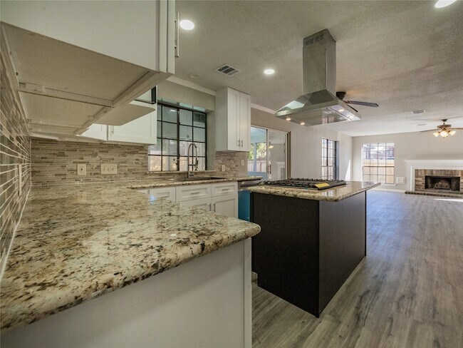 Foto del edificio - 2722 Carmel Woods Dr
