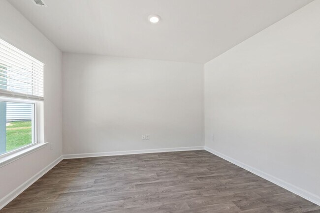 Foto del edificio - Light-Filled & Freshly Painted Raleigh Gem!