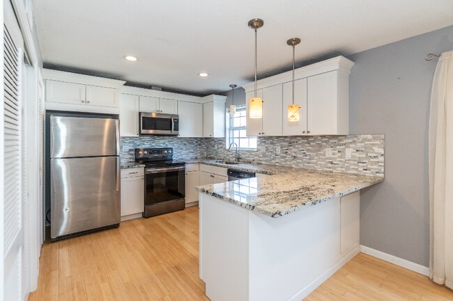 Building Photo - 844 Dumont Pl