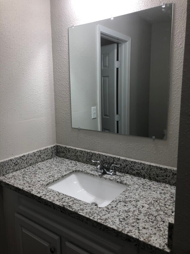 Foto del edificio - 6138 Kenilwood Dr