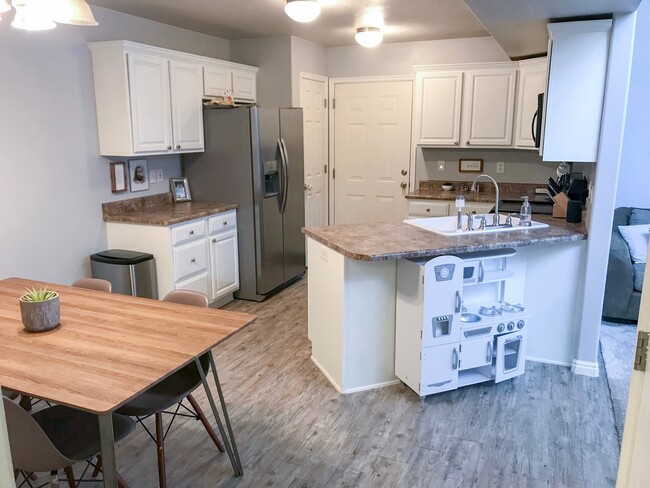 Building Photo - 3 bedroom, 2 bath townhome, end unit, grea...