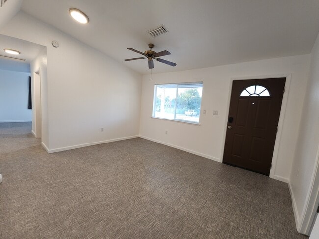 Building Photo - 1530 Aloha St