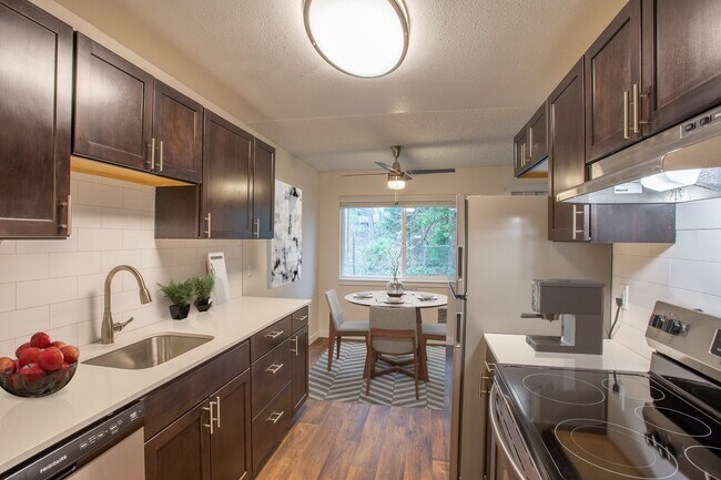 1BD, 1BA - Cocina - 648-708 pies cuadrados - The Habitat