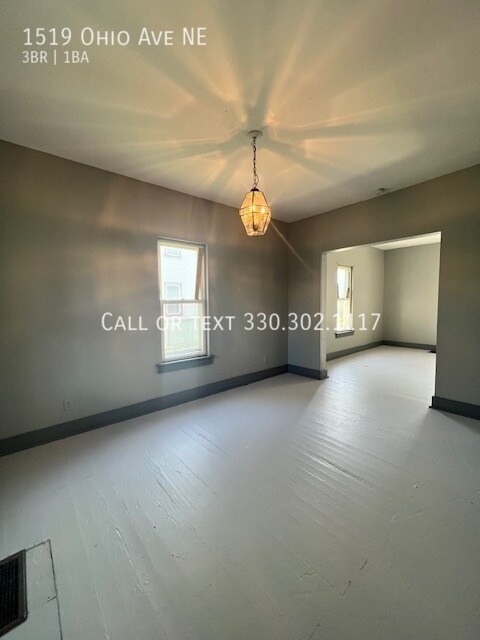 Building Photo - Spacious 3 bedroom home with garage for re...