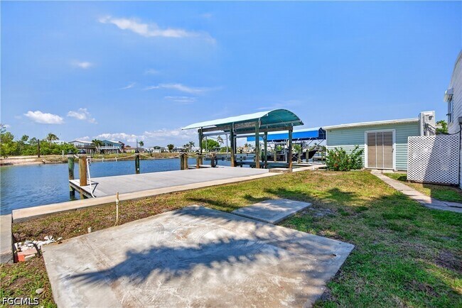 Building Photo - 3864 Royal Palm Dr