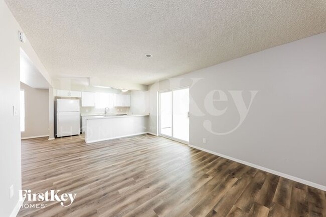 Building Photo - 2208 W Dahlia Dr