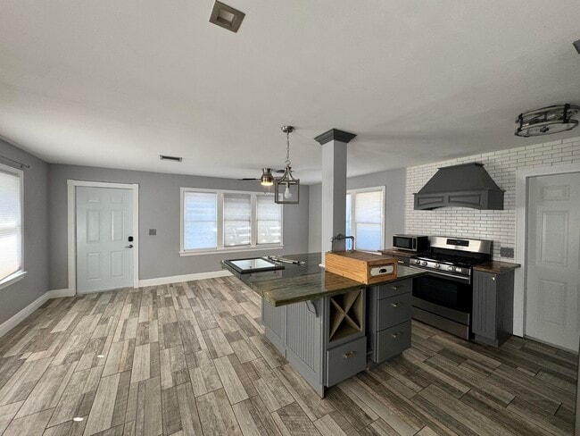 Building Photo - 322 S L St