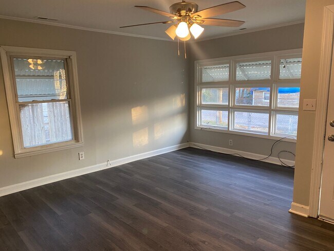 Foto del edificio - MOVE-IN READY!