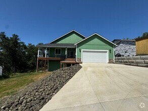 Building Photo - 125 Sylvan Ln
