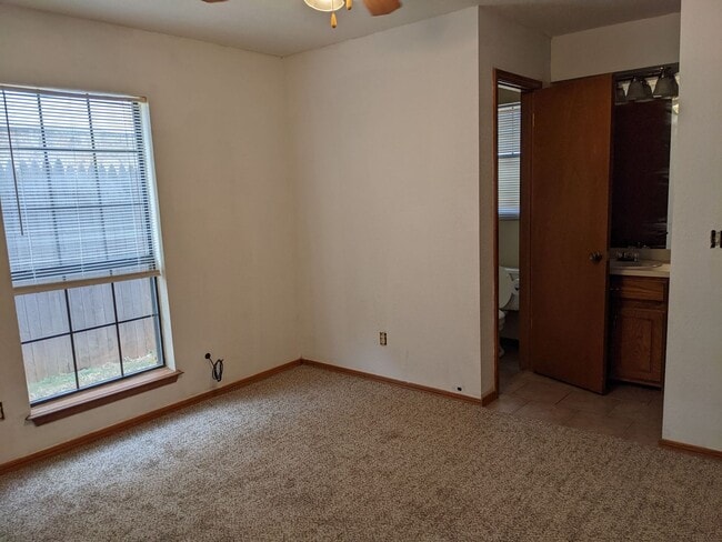Building Photo - Great 3 Bed 2 Bath Home in Mustang Schools!