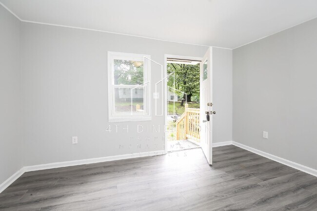 Building Photo - Fully Renovated  2 bedroom 1 Bath! 24 Circ...