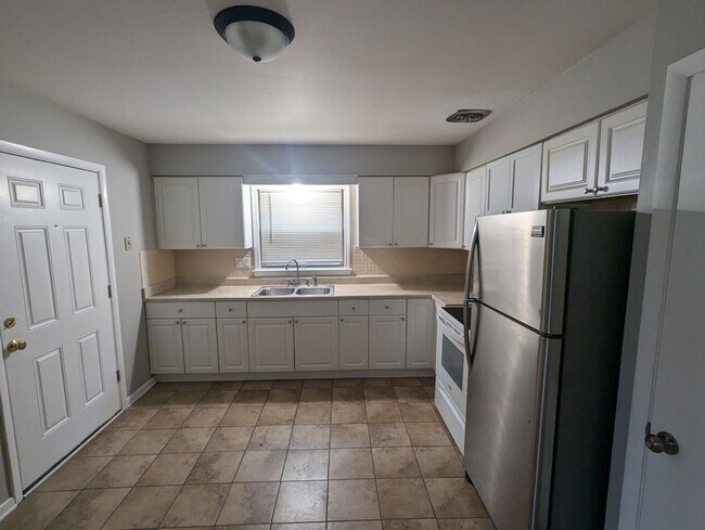 Building Photo - 8039-8041-8041 W Beckett Ave