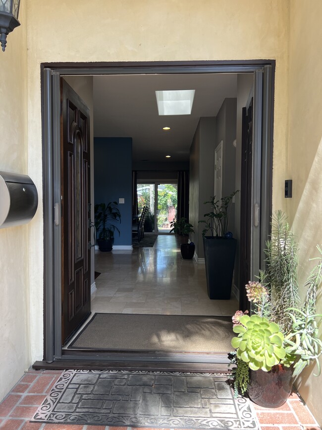 Large Entryway - 6947 Jellico Ave