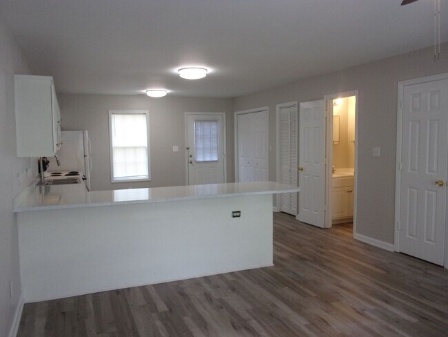 Foto del edificio - Recently Renovated 2 Bedroom 1 1/2 Bath To...