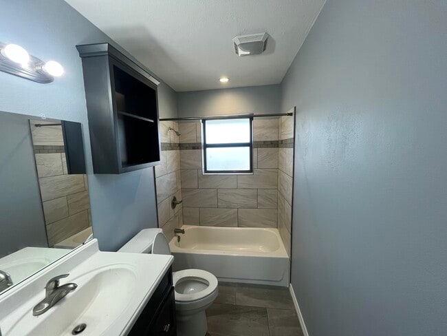Building Photo - 2708 Janet Way