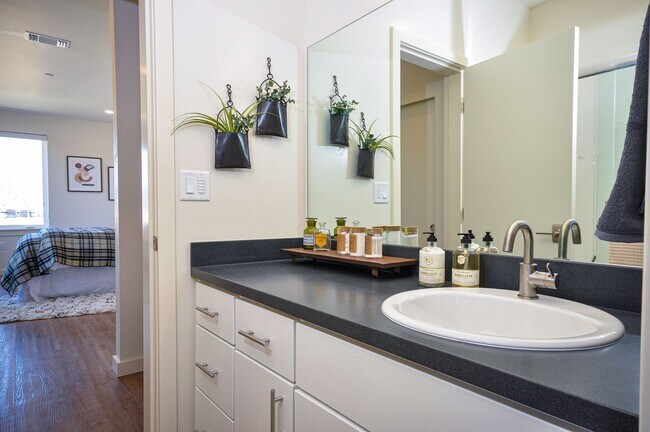 Building Photo - Contemporary 2 bedroom/2 1/2 bath Townhouse